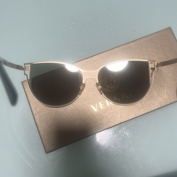 - Versace black slight yellow mirrored - Picture 6 of 7